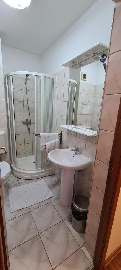 Hotel Sym بلوييست المظهر الخارجي الصورة