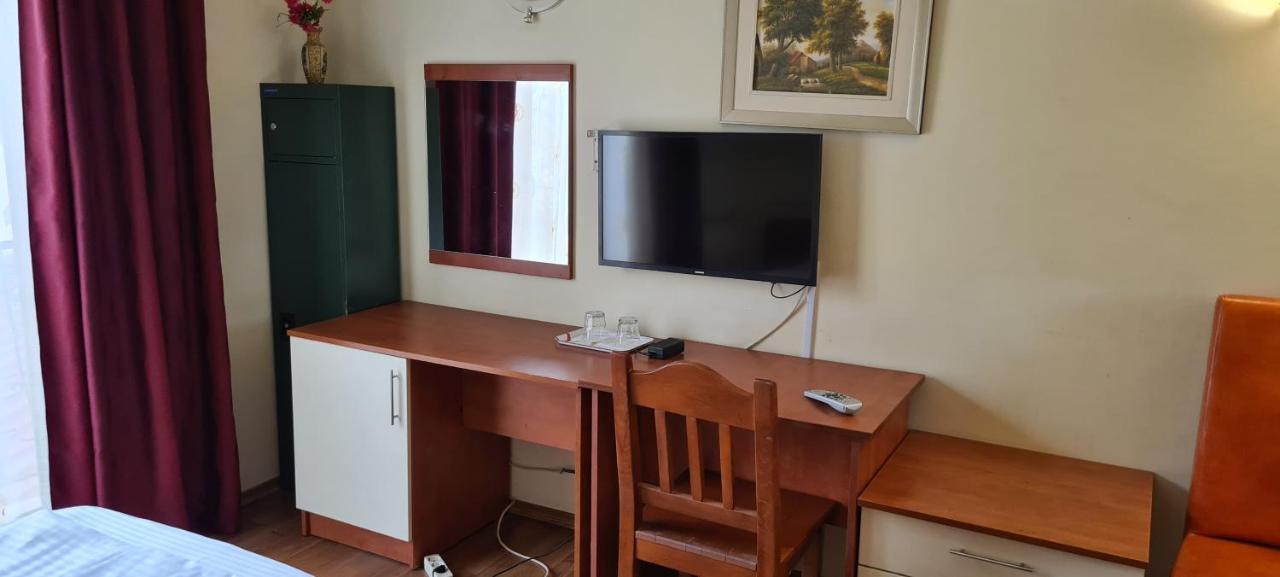 Hotel Sym بلوييست المظهر الخارجي الصورة